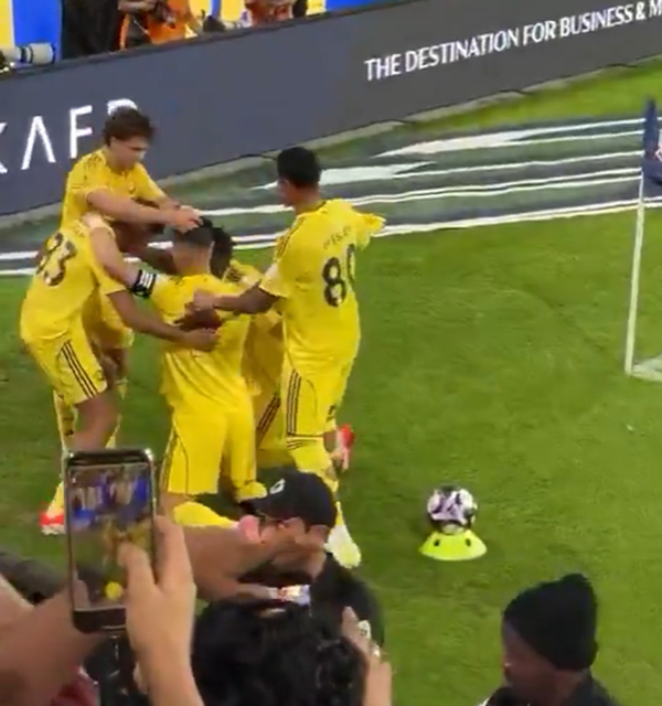 绝杀瞬间！<a href=/mingxing/football/zibo/122.html target=_blank class=infotextkey>菲利克斯</a>给C罗戴上“胜利信物”，C罗跳舞回应嗨爆！